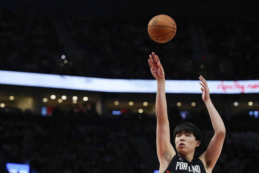 杨瀚森NBA首秀冷启动 2分1板暂时还在体系之外？